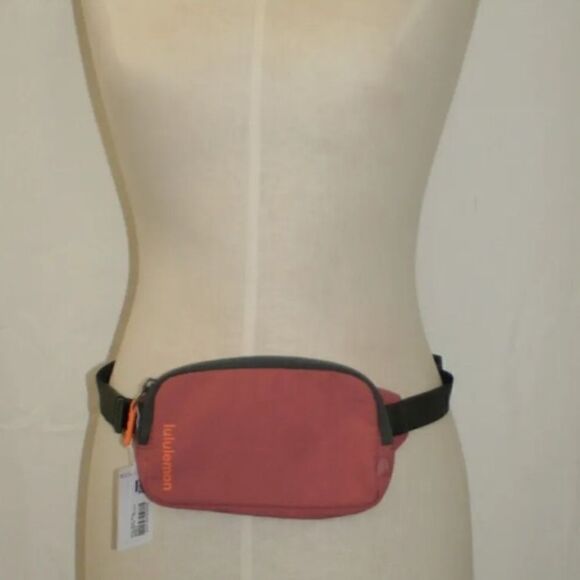 Lululemon Everywhere Mini Belt Bag Brier Rose LU9AX1S BRRO NWT with Original bag - Picture 1 of 10